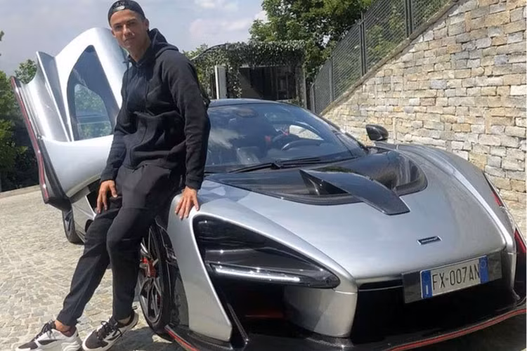 Ngoài ra, trong bộ sưu tập siêu xe của cầu thủ người Bồ Đào Nha còn rất nhiều mẫu xe đắt giá khác như Bentley Continental GT, Rolls-Royce Cullinan, Lamborghini Aventador, Range Rover, McLaren MP4-12C và cực phẩm Ferrari Monza SP2 mới được Ronaldo đưa về.