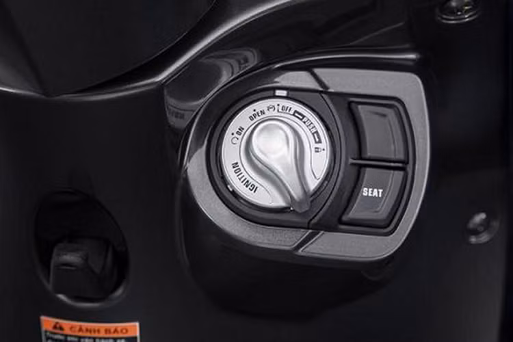 Ngoài ra, xe còn được trang bị hệ thống khóa thông minh Smart Key với 5 tính năng gồm: bật/tắt điện, khởi động/dừng máy, mở khóa cổ, mở yên xe, định vị tìm xe. Tuy nhiên Smart Key sẽ chỉ xuất hiện trên bản Janus cao cấp nhất Premium, trong khi hệ thống SSS chỉ có mặt trên bản Deluxe và Premium. Bản Standard giá rẻ nhất sẽ không có hệ thống này.