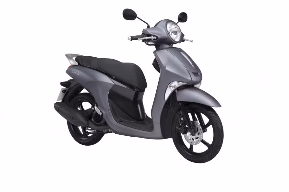 Giống như nhiều mẫu xe ga giá rẻ Yamaha trong những năm qua, Janus sử dụng cấu hình bánh 14 inch với 5 chấu, hệ thống phanh đĩa cho bánh trước và phanh đùm cho bánh sau, đã từng xuất hiện lần đầu trên chiếc Yamaha Mio thế hệ đầu tiên từ cách đây gần 15 năm.