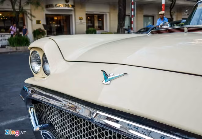Lưới tản nhiệt cỡ lớn được mạ chrome, phong cách thời thượng trên những chiếc xe thập niên 1960. Logo hình chú chim cách điệu khá giống với Chevrolet Corvette.