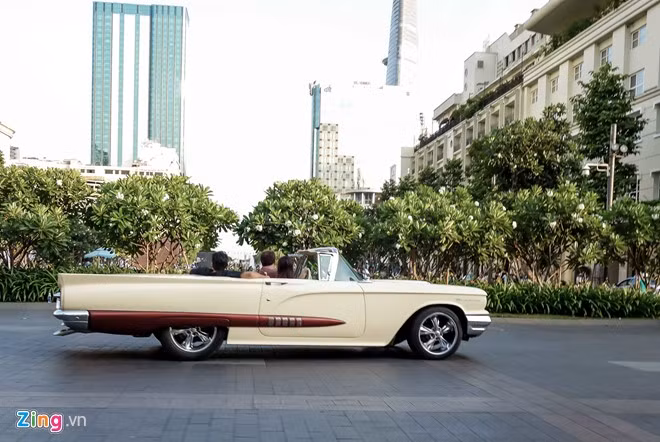 1958 Thunderbird là chiếc xe Ford đầu tiên được thiết kế với cấu trúc unibody. Mẫu xe này được sản xuất tại một nhà máy lắp ráp ở Wixom, Michigan (Mỹ) với mong muốn mở rộng sản xuất để tăng doanh số bán ra, nhằm cạnh tranh với các đối thủ Mercury, Lincoln.