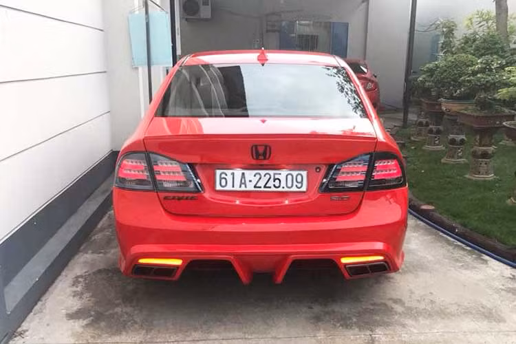 Cụm 4 ống xả được chia đều ra 2 bên cũng mang lại phong cách ấn tượng cho chiếc Civic màu đỏ này. Thân xe mang hơi hướng mẫu xe thể thao Civic Mugen RR tại Nhật, thể hiện qua màu sơn đỏ tươi. Cuối cùng hoàn thiện cho ngoại hình bên ngoài là bộ mâm đúc thể thao kích thước lớn 18 inch được sơn đen đầy cá tính.