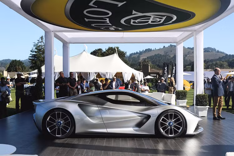 Mẫu hypercar điện Lotus Evija là một cái tên hết sức bất ngờ của năm nay. Nó có một phần đuôi trông hoành tráng kèm những đường ống hút gió lớn. Nhìn tổng thể, Evija trông vừa dữ tợn vừa độc nhật trong khi bảo toàn đường nét thân vỏ trơn mượt, uốn lượn của một chiếc hypercar truyền thống.