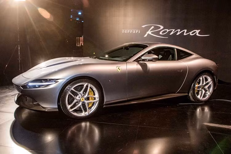 Mẫu Ferrari Roma mới khác biệt hoàn toàn so với những siêu ngựa từng ra mắt. Nó có tỉ lệ kích thước hoàn hảo và phong cách trơn mượt đột phá hướng thiết kế gần đây của Ferrari. Nó có một ngôn ngữ thiết kế phong cách lôi cuốn hơn, gọn gàng hơn so với những gì chúng ta từng thấy trong nhiều năm qua.