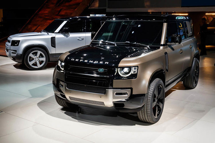 Tái phát minh một biểu tượng là chuyện không dễ. Thế nhưng không giống Mercedes, Land Rover đã không ngần ngại làm tất cả những gì có thể với phiên bản tái thiết kế của mẫu xe off-road lừng danh, Defender. Kết quả mà người thấy được là một chiếc Defender vuông vức huyền thoại với phong cách hiện đại và tối giản.