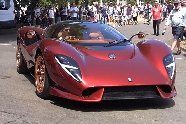 Nếu bạn là một người mê xe đã sống qua thập niên 1960 và phải đưa ra một dự đoán về xe hiệu suất cao của tương lai, tầm nhìn lạc quan của bạn sẽ nhắm tới một thứ giống như De Tomaso P72. Với thân vỏ xa hoa, chi tiết mạ đồng và những điểm tinh tế khác, P72 xứng đáng là một trong những chiếc xe khiến người khác phải rớt quai hàm trong năm 2019.