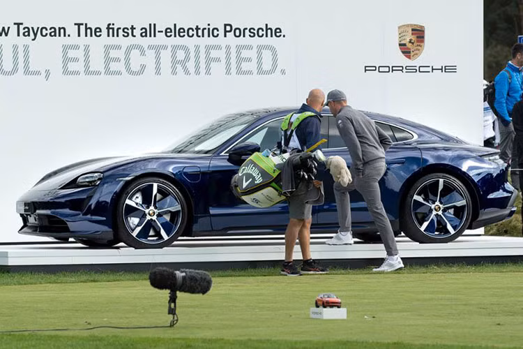 Một thập kỷ trước, xe điện thường được coi là chiếc “xe gôn hạng sang” dành cho những người lập dị luôn miệng nói bảo vệ môi trường trong xã hội. Giờ đây, chúng ta đang thấy nhiều thiết kế xe điện lộng lẫy và độc nhất đến từ những nhà sản xuất xe danh tiếng. Điều đó đã càng trở nên rõ ràng trong năm nay, khi nhà sản xuất xe thể thao lừng danh Porsche cho mắt mẫu Taycan tốc độ, hấp dẫn và bắt mắt vô cùng.