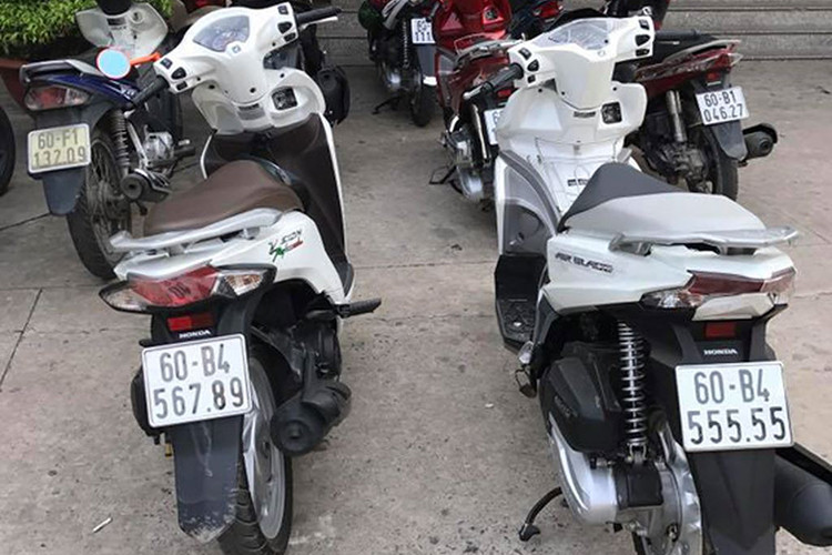 Trong thế giới xe máy biển đẹp dường như Honda SH mới là "ông vua" của những giá trị lên tới hàng trăm triệu đồng, thế nhưng cũng có một thế giới khác của Honda Vision với giá trị biển số được đánh giá cao.