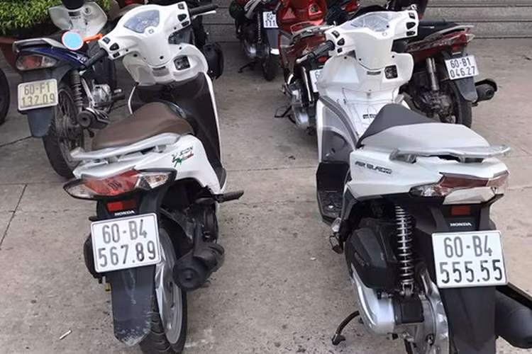 Trong thế giới xe máy biển đẹp dường như Honda SH mới là "ông vua" của những giá trị lên tới hàng trăm triệu đồng, thế nhưng cũng có một thế giới khác của Honda Vision với giá trị biển số được đánh giá cao.