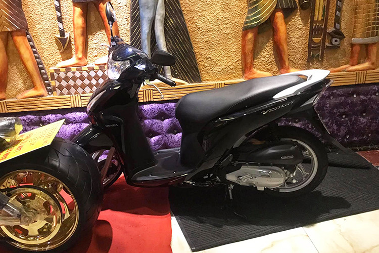 Được biết chiếc Honda Vision biển ngũ quý 8 đã được chủ một cửa hàng xe máy lớn chuyên sưu tầm "xe máy biển khủng" tại quận Tân Bình, TP HCM mua lại của Phúc XO với đúng mức giá 200 triệu đồng.