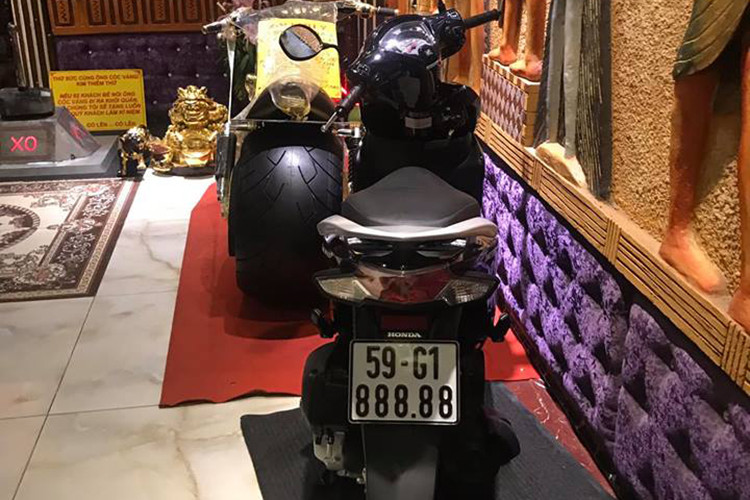 Được biết, đây là chiếc xe máy tay ga Honda Vision đời mới được Phúc XO mua lại trước đây, xe nằm trong bộ sưu tập "xe máy biển khủng" của vị đại gia này từng được giới chơi xe biết đến thời gian gần đây.