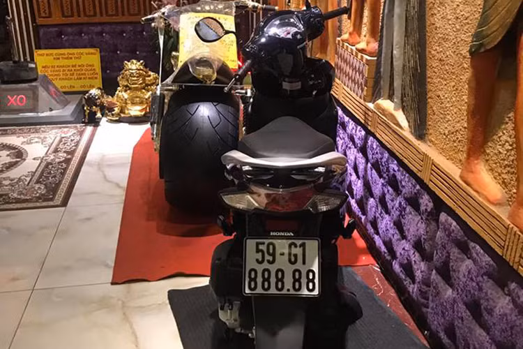 Được biết, đây là chiếc xe máy tay ga Honda Vision đời mới được Phúc XO mua lại trước đây, xe nằm trong bộ sưu tập "xe máy biển khủng" của vị đại gia này từng được giới chơi xe biết đến thời gian gần đây.