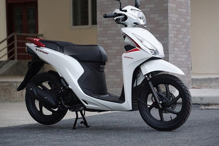 Honda Vision ra mắt từ năm 2011 sử dụng công nghệ phun xăng điện tư PGM-FI dung tích 110cc làm mát bằng gió, trở thành mẫu xe tay ga giá rẻ nhất mà Honda Việt Nam bán ra thị trường. Giá xe Honda Vision 2019 phiên bản cao cấp hiện đang có giá đề xuất 30,8 triệu đồng.