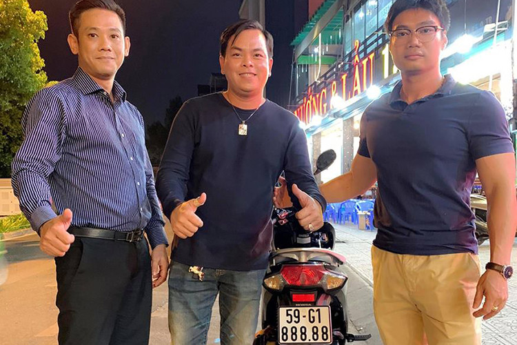 Vào ngày 18/3 vừa qua, Phúc XO - vị đại gia đình đám với sở thích "khoe vàng" và tậu hàng loạt môtô độc đáo, đắt giá đã bất ngờ chia sẻ một bài viết với nội dung rao bán chiếc xe ga Honda Vision biển khủng “ngũ quý 8” giá 200 triệu đồng cùng 2 chiếc sim số đẹp để làm từ thiện.