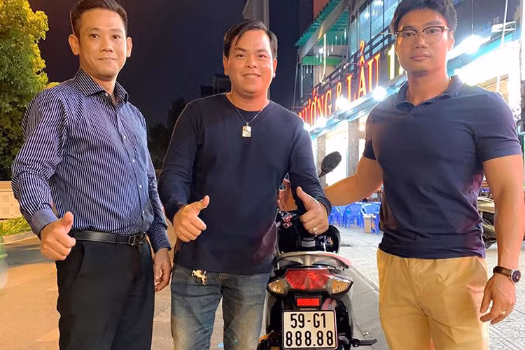 Vào ngày 18/3 vừa qua, Phúc XO - vị đại gia đình đám với sở thích "khoe vàng" và tậu hàng loạt môtô độc đáo, đắt giá đã bất ngờ chia sẻ một bài viết với nội dung rao bán chiếc xe ga Honda Vision biển khủng “ngũ quý 8” giá 200 triệu đồng cùng 2 chiếc sim số đẹp để làm từ thiện.