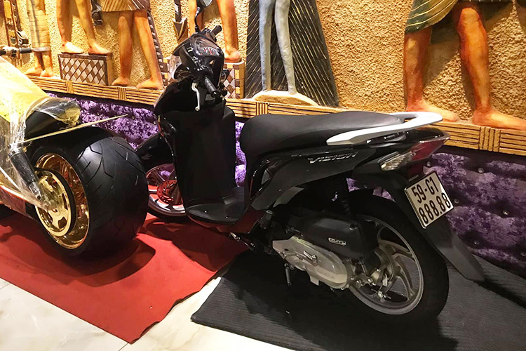 Được biết, với số tiền 200 triệu đồng của chiếc Honda Vision vừa bán, đại gia Phúc XO đã nhanh chóng vào bệnh viện tặng toàn bộ số tiền cho những người đang gặp khó khăn mà báo chí đang kêu gọi hỗ trợ.