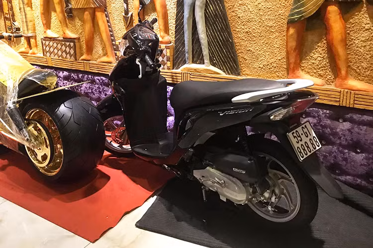 Được biết, với số tiền 200 triệu đồng của chiếc Honda Vision vừa bán, đại gia Phúc XO đã nhanh chóng vào bệnh viện tặng toàn bộ số tiền cho những người đang gặp khó khăn mà báo chí đang kêu gọi hỗ trợ.