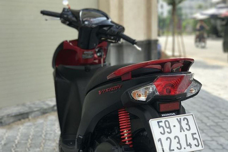 Trong ảnh là một chiếc Vision được coi là có biển số VIP "12345" đăng ký ở TP HCM từng được giao dịch giá 119 triệu đồng trong năm 2017. Với biên số "siêu đọc, siêu đẹp" - những chiếc xe máy tay ga giá rẻ như Honda Vision "đội giá" bán lại của nó lên gấp 4 đến 5 lần bình thường.