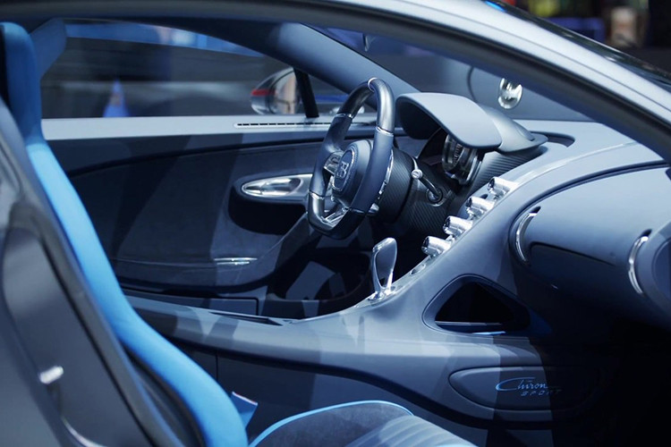 Bên trong khoang lái Bugatti Chiron Sport 110 Ans Edition, nội thất của xe có ghế bọc da màu xanh Deep Blue trang trí thêm da Alcantara và chèn thêm cả sợi carbon. Nhiều điểm nhấn màu đỏ, trắng và xanh cũng là sự thú vị cho "nội y" của Bugatti Chiron Sport 110 Ans Edition.