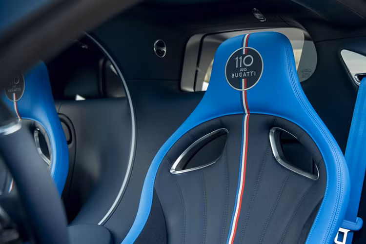 Các kỹ sư của Bugatti cũng đã đặt một tấm huy chương bằng bạc nguyên khối, dập nổi biểu tượng phiên bản kỷ niệm 110 năm, 110 Ans Edition nằm chính giữa bảng điều khiển bằng sợi carbon để tạo sự khác biệt so với Bugatti Chiron Sport. Cuối cùng chính là cửa sổ trời Sky View, với 2 tấm kính cố định phía trên người lái.