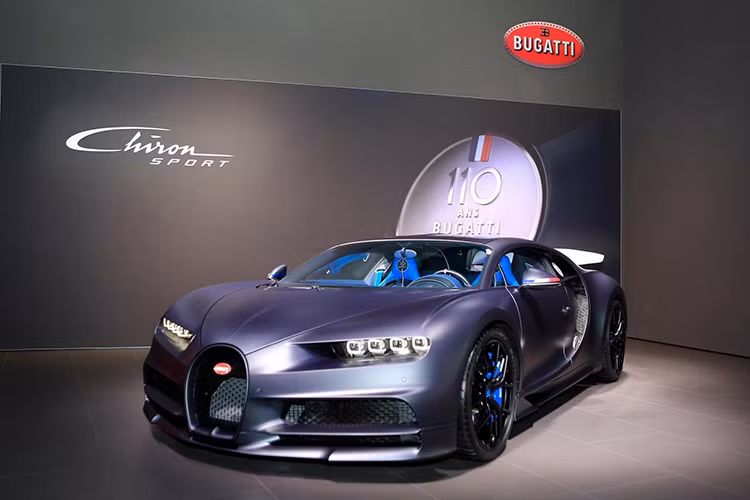 Hệ truyền động của Bugatti Chiron Sport phiên bản 110 Ans Edition không có gì thay đổi, siêu xe triệu đô này sử dụng động cơ W16, dung tích 8.0 lít, đi kèm 4 bộ tăng áp. Động cơ này tạo ra công suất tối đa 1.479 mã lực và mô-men xoắn cực đại 1.600 Nm. Nhờ đó, Bugatti Chiron Sport 110 Ans Edition có thể tăng tốc từ vị trí xuất phát lên 100 km/h chỉ trong thời gian khoảng 2,4 giây trước khi đạt vận tốc tối đa 420 km/h.