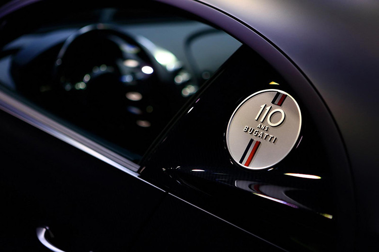 Huy hiệu "110 Ans Bugatti" xuất hiện bên hông cửa kính của ghế lái hay tựa đầu ghế ngồi là đặc điểm dễ nhận ra nhất của Bugatti Chiron Sport 110 Ans Edition so với Bugatti Chiron Sport. Chưa hết, vỏ gương của siêu xe bản kỷ niệm 110 năm sinh nhật Bugatti còn có 3 sọc màu xanh dương, trắng và đỏ tượng trưng cho Quốc kỳ của nước Pháp. 