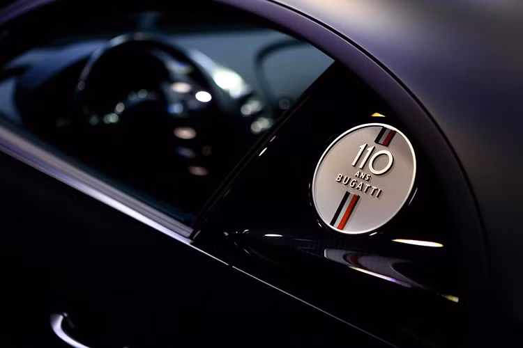 Huy hiệu "110 Ans Bugatti" xuất hiện bên hông cửa kính của ghế lái hay tựa đầu ghế ngồi là đặc điểm dễ nhận ra nhất của Bugatti Chiron Sport 110 Ans Edition so với Bugatti Chiron Sport. Chưa hết, vỏ gương của siêu xe bản kỷ niệm 110 năm sinh nhật Bugatti còn có 3 sọc màu xanh dương, trắng và đỏ tượng trưng cho Quốc kỳ của nước Pháp. 