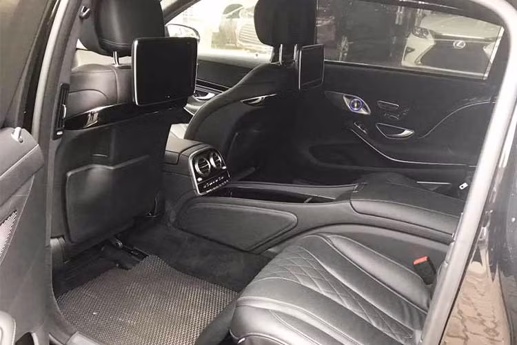 Hàng ghế sau của có khoảng duỗi chân khá thoải mái nhờ trục cơ sở kéo dài. Nệm dầy, đặc biệt ghế master bên phía tay phải còn có nệm kê chân và chế độ masage cho chủ nhân giảm mệt mỏi. Trên bảng táp lô và cả hàng ghế sau đều được trang bị hệ thống màn hình giải trí đa phương tiện...