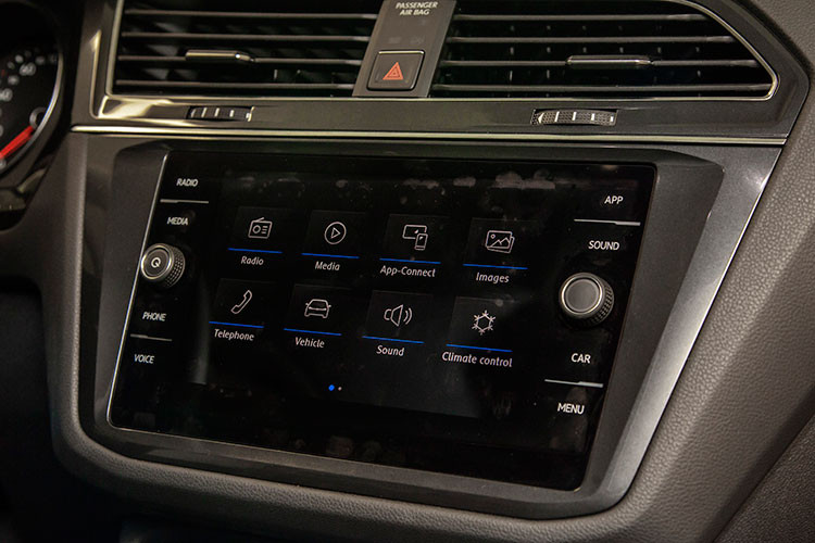 Xe được trang bị điều hóa khí hậu 3 vùng, có cụm điều chỉnh riêng cho hàng ghế phía sau. Vô lăng điều chỉnh 4 hướng, tự thu lại khi va đập. Ghế lái chỉnh điện 14 hướng và có chức năng massage ở hàng ghế trước. Toàn bộ các ghế bọc da cao cấp. Cốp sau đóng mở bằng điện với chức năng đá cốp giúp người dùng rảnh tay khi cần mang vác hành lí.