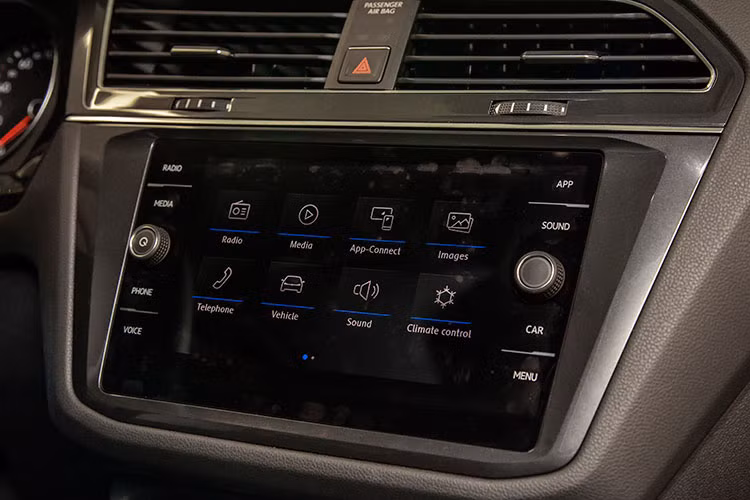 Xe được trang bị điều hóa khí hậu 3 vùng, có cụm điều chỉnh riêng cho hàng ghế phía sau. Vô lăng điều chỉnh 4 hướng, tự thu lại khi va đập. Ghế lái chỉnh điện 14 hướng và có chức năng massage ở hàng ghế trước. Toàn bộ các ghế bọc da cao cấp. Cốp sau đóng mở bằng điện với chức năng đá cốp giúp người dùng rảnh tay khi cần mang vác hành lí.