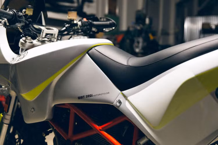 Bộ vỏ kim loại tổng hợp đẹp tuyệt không có chỗ chê, và quan trọng là nó nhẹ hơn rất nhiều so với bộ vỏ nguyên bản. Walt sử dụng khối nhựa mềm giữ nhiệt Styrofoam dài 2m, nung nóng và tạo khối để làm khuôn cho thân xe. Thân xe mới chia làm ba mảnh lắp đặt vào bộ khung bằng các chốt nhôm tổng hợp chắc chắn chỉ cần 3 phút để tháo rời.