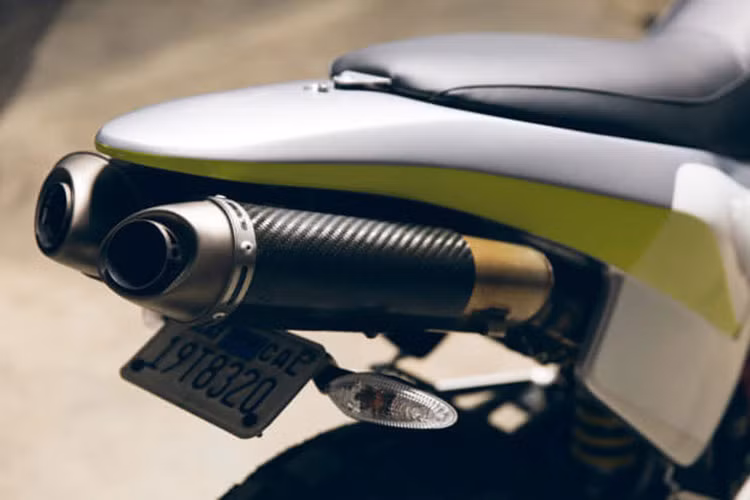 Walt thậm chí còn chế bộ kính chắn gió bằng sợi thủy tinh và sau đó nhờ tới đội ngũ Gustafsson Plastics trau chuốt những công đoạn cuối cùng. Với kinh nghiệm chế tạo kính chắn gió cho xe độ suốt từ năm 1968, kết quả cuối cùng không thể làm Walt hài lòng hơn.