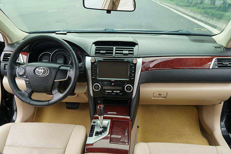 Nội thất Toyota Camry 2.5 2014 khá rộng rãi, các chi tiết đều được bọc da, có lỗ thoát khí tạo sự thoáng mát khi sử dụng trong mùa hè. Thiết kế ghế lái của xe cho cảm giác ngồi ôm sát lưng người sử dụng, từ đó gia tăng sự thoải mái khi lăn bánh trên những cung đường dài.