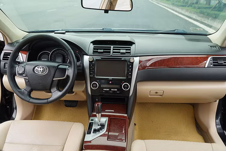 Nội thất Toyota Camry 2.5 2014 khá rộng rãi, các chi tiết đều được bọc da, có lỗ thoát khí tạo sự thoáng mát khi sử dụng trong mùa hè. Thiết kế ghế lái của xe cho cảm giác ngồi ôm sát lưng người sử dụng, từ đó gia tăng sự thoải mái khi lăn bánh trên những cung đường dài.