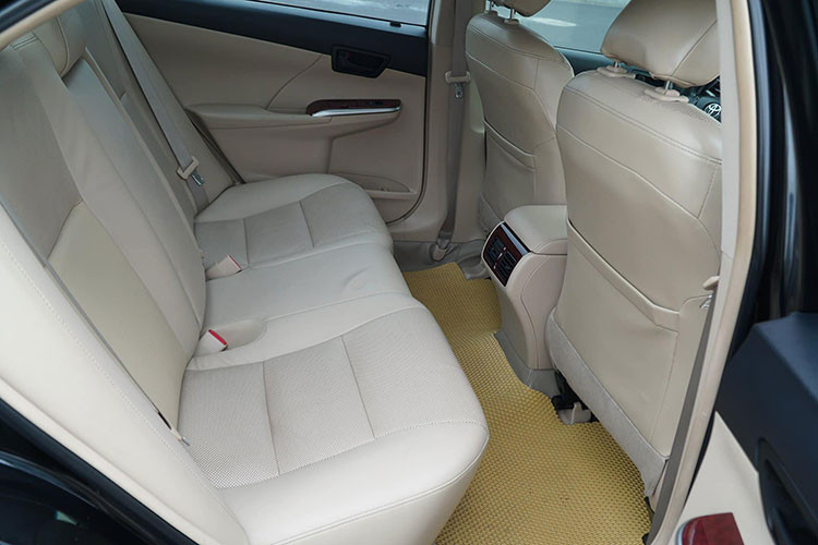 Trang bị an toàn với đai an toàn đa điểm có chế độ căng đai khẩn cấp được trang bị cho tất cả các ghế trên xe. Camry 2.5 2015 còn có trang bị cột lái tự đổ, cấu trúc ghế giảm chấn thương đốt sống cổ. 2 túi khí là trang bị tiêu chuẩn trên bản Camry 2.5G, còn bản Camry 2.5Q có trang bị 4 túi khí (thêm 2 túi khí bên sườn). Cả hai phiên bản Camry 2.5 đều được trang bị đèn pha tự động bật tắt, chống chói ban đêm...