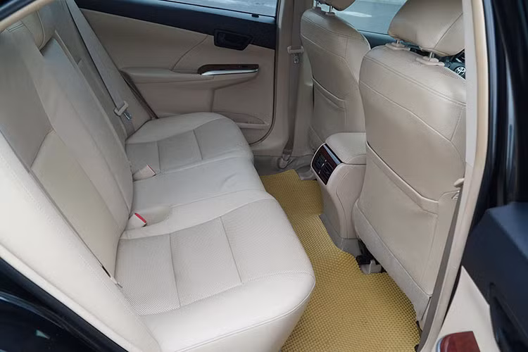 Trang bị an toàn với đai an toàn đa điểm có chế độ căng đai khẩn cấp được trang bị cho tất cả các ghế trên xe. Camry 2.5 2015 còn có trang bị cột lái tự đổ, cấu trúc ghế giảm chấn thương đốt sống cổ. 2 túi khí là trang bị tiêu chuẩn trên bản Camry 2.5G, còn bản Camry 2.5Q có trang bị 4 túi khí (thêm 2 túi khí bên sườn). Cả hai phiên bản Camry 2.5 đều được trang bị đèn pha tự động bật tắt, chống chói ban đêm...