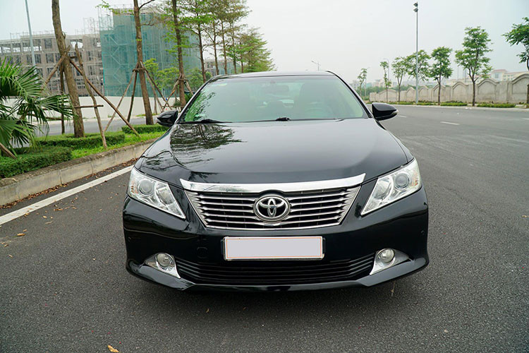 Chiếc xe trong bài viết đang được chủ nhân rao bán trên sàn xe cũ là Toyota Camry 2.5G đời 2014 đã đăng ký biển số tại Hà Nội. Khi nhìn chính diện từ đầu xe, Camry phiên bản 2.5G mang cảm giác trẻ trung nhưng nếu nhìn ngang thân xe thì chiếc xe này vẫn phảng phất những nét “trung niên” vốn có của dòng xe này.