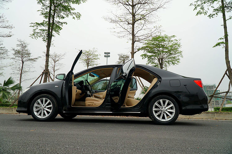 Toyota Camry 2014 bản 2.5 được trang bị khối động cơ mới dung tích 2.5 lít, có công nghệ điều khiển thời gian đóng mở van biến thiên kép Dual VVT-i cùng hệ thống điều khiển biến thiên chiều dài đường ống nạp ACIS cho công suất 178 mã lực và mô men xoắn là 231 Nm.