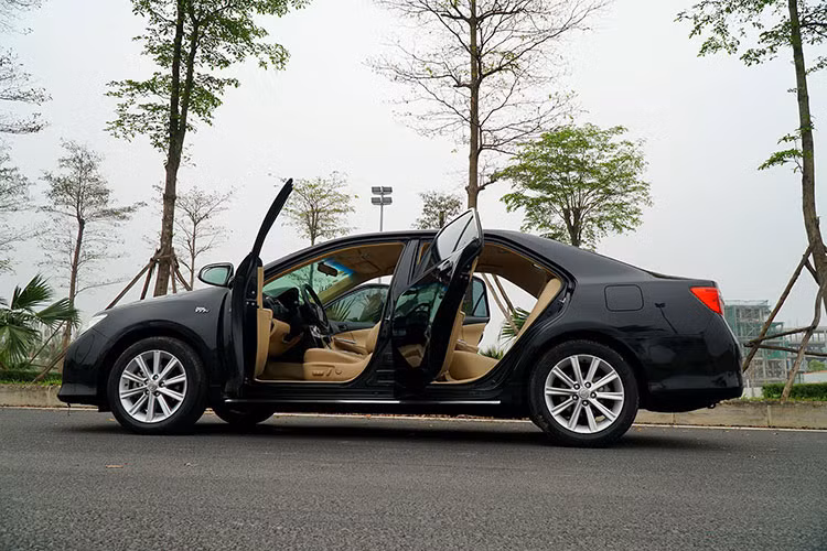 Toyota Camry 2014 bản 2.5 được trang bị khối động cơ mới dung tích 2.5 lít, có công nghệ điều khiển thời gian đóng mở van biến thiên kép Dual VVT-i cùng hệ thống điều khiển biến thiên chiều dài đường ống nạp ACIS cho công suất 178 mã lực và mô men xoắn là 231 Nm.