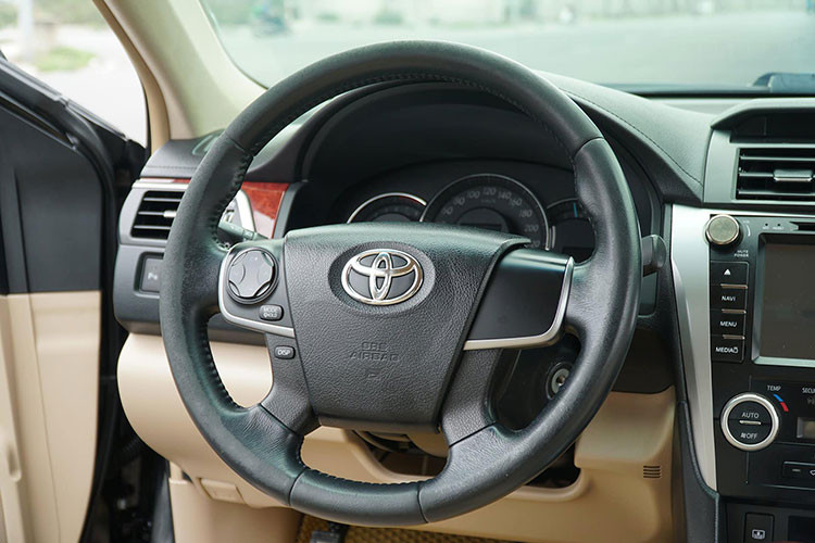 Có thể dễ dàng nhận thấy điều này khi quan sát bảng táp-lô trước của chiếc Toyota Camry đời cũ trong bài viết này - Xe vẫn sử dụng những nút bấm vuông vắn dạng to bản kiểu truyền thống trước đây, cần số tự động dạng rãnh uốn lượn zíc zắc. Các chi tiết ốp vân gỗ vẫn đúng với truyền thống của Camry.