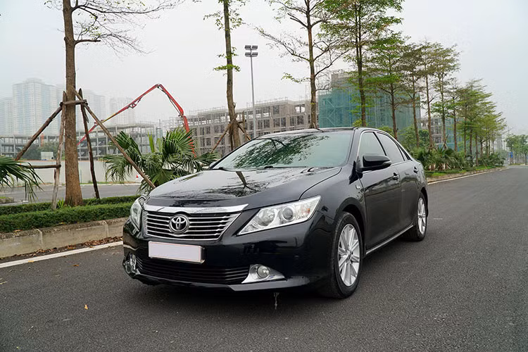 Mức giá xe Toyota Camry 2.5 khi mới ra mắt tại Việt Nam được niêm yết chính hãng từ 1,129 đến 1,241 tỷ đồng cho bản G và Q. Hiện chiếc xe trong bài viết là phiên bản 2.5G đang được chủ nhân chào bán khoảng hơn 600 triệu đồng, rẻ hơn 1/2 khi mới ra mắt sau 7 năm lăn bánh. Ở Việt Nam hiện nay, xe Toyota nói chung và Toyota Camry nói riêng được đánh giá là “vua giữ giá”. 