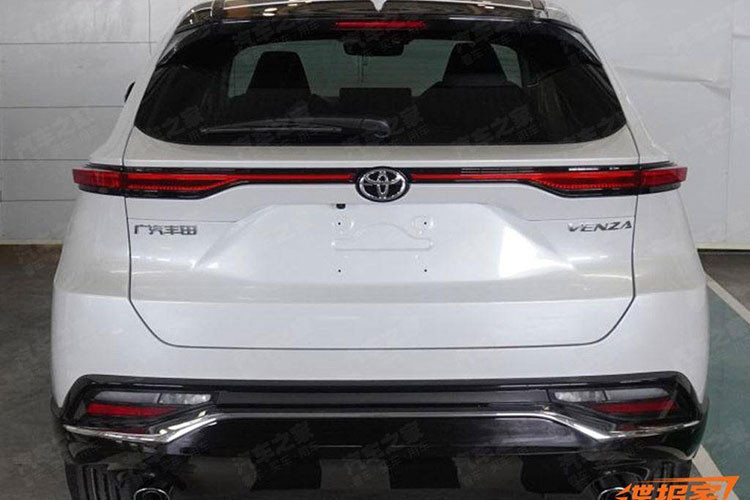 Thứ hai là hệ truyền động hybrid, bao gồm 2 mô-tơ điện và máy xăng 4 xi-lanh, dung tích 2.5L, tạo ra công suất tổng cộng 219 mã lực. Ngoài ra, Toyota Venza Hybrid 2022 còn dùng hộp số e-CVT và hệ dẫn động 4 bánh E-Four. 