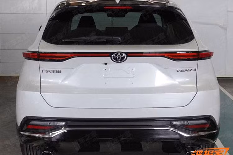 Thứ hai là hệ truyền động hybrid, bao gồm 2 mô-tơ điện và máy xăng 4 xi-lanh, dung tích 2.5L, tạo ra công suất tổng cộng 219 mã lực. Ngoài ra, Toyota Venza Hybrid 2022 còn dùng hộp số e-CVT và hệ dẫn động 4 bánh E-Four. 