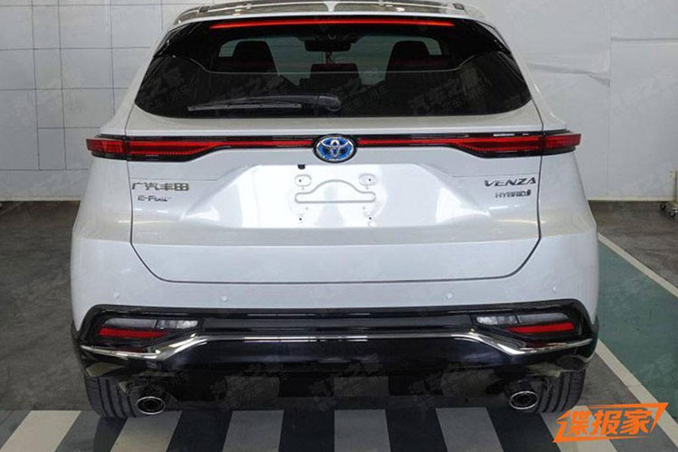 Những hình ảnh rò rỉ của mẫu xe này trước ngày ra mắt đã nhanh chóng bị lan truyền trên mạng. Được biết, mẫu xe Toyota Venza 2022 mới dành cho thị trường Trung Quốc sẽ do liên doanh GAC-Toyota sản xuất. Trong khi đó, liên doanh FAW-Toyota cũng sẽ sản xuất phiên bản khác của Venza với tên gọi Harrier để bán song song tại thị trường tỷ dân này.