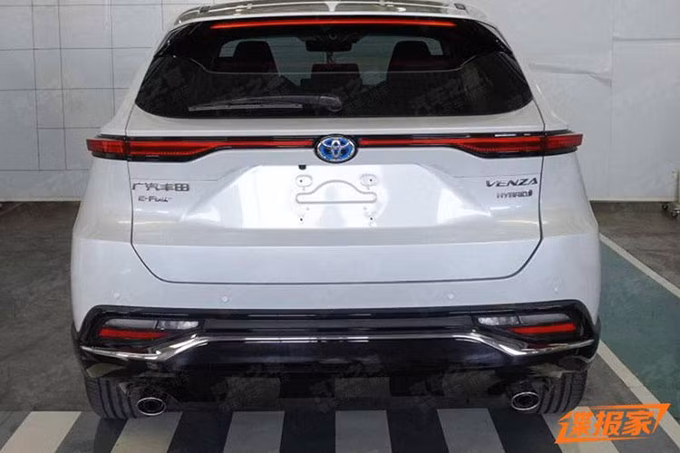 Những hình ảnh rò rỉ của mẫu xe này trước ngày ra mắt đã nhanh chóng bị lan truyền trên mạng. Được biết, mẫu xe Toyota Venza 2022 mới dành cho thị trường Trung Quốc sẽ do liên doanh GAC-Toyota sản xuất. Trong khi đó, liên doanh FAW-Toyota cũng sẽ sản xuất phiên bản khác của Venza với tên gọi Harrier để bán song song tại thị trường tỷ dân này.