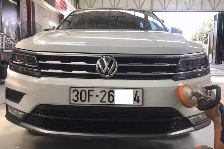 Xe được lắp hệ thống dẫn động 4 bánh toàn thời gian 4Motion cùng trang bị an toàn tiêu chuẩn như ABS, BA, ASR, ESC, Auto-Hold, ECO Start-Stop… Tại thị trường Việt Nam Volkswagen Tiguan Allspace phiên bản mới này sẽ có mức giá bán ra chính hãng là 1,699 tỷ đồng (đã bao gồm VAT).