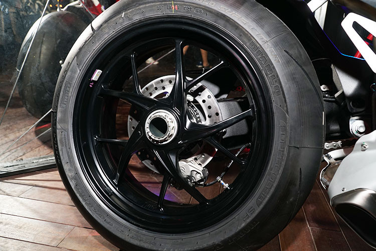 Xe sử dụng bộ phanh mới phát triển của Brembo, có tên Stylma - cải tiến từ bộ phanh hiệu năng cao M50. Nó được gia công từ một hợp kim duy nhất, nhẹ hơn 70 gram mỗi cùm phanh mà không ảnh hưởng đến độ cứng. Điểm mới là tính năng chỉ kích hoạt ABS bánh trước, cho phép người lái có thể trượt bánh sau khi vào góc cua. Hệ thống đo lường quán tính IMU 6 trục của Bosch là trang bị tiêu chuẩn trên Ducati Panigale V4.