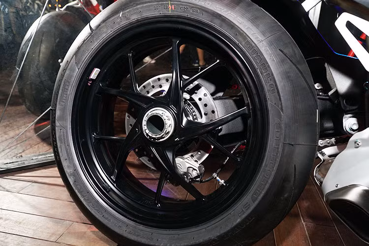 Xe sử dụng bộ phanh mới phát triển của Brembo, có tên Stylma - cải tiến từ bộ phanh hiệu năng cao M50. Nó được gia công từ một hợp kim duy nhất, nhẹ hơn 70 gram mỗi cùm phanh mà không ảnh hưởng đến độ cứng. Điểm mới là tính năng chỉ kích hoạt ABS bánh trước, cho phép người lái có thể trượt bánh sau khi vào góc cua. Hệ thống đo lường quán tính IMU 6 trục của Bosch là trang bị tiêu chuẩn trên Ducati Panigale V4.