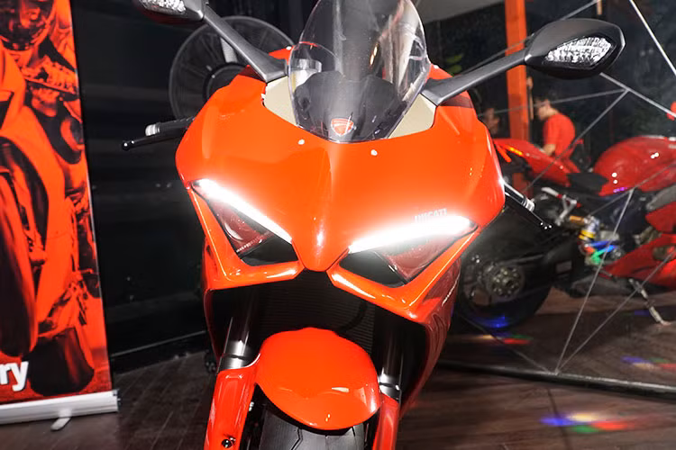 Siêu môtô thể thao Ducati mới sở hữu thiết kế có thể bao quát trong 2 mặt chính: nâng cấp từ "đàn anh" 1299 Panigale hiện tại và có khá nhiều nét chung với dòng Supersport. Tuy nhiên Panigale V4 được trang bị phần ngoại thất hết sức hào nhoáng khiến bất kỳ ai "chạm mặt" cũng phải mê mẩn.