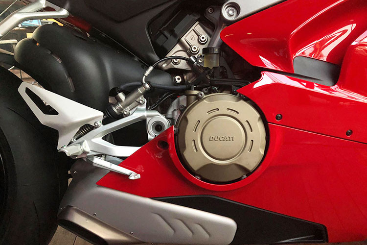 Phía Ducati cho biết việc đặt xy-lanh chênh nhau một góc đúng 90 độ, sử dụng pít-tông đường kính 81 mm, tương tự chiếc siêu motoGP Desmosedici V4 sẽ giúp cải thiện mô-men xoắn ở dải tốc thấp đến trung bình. Khối động cơ đặt nghiêng về phía sau 42 độ nhằm tối ưu phân bổ trọng lượng chiếc xe, tăng tính ổn định và thêm không gian cho bộ tản nhiệt cỡ lớn phía trước.
